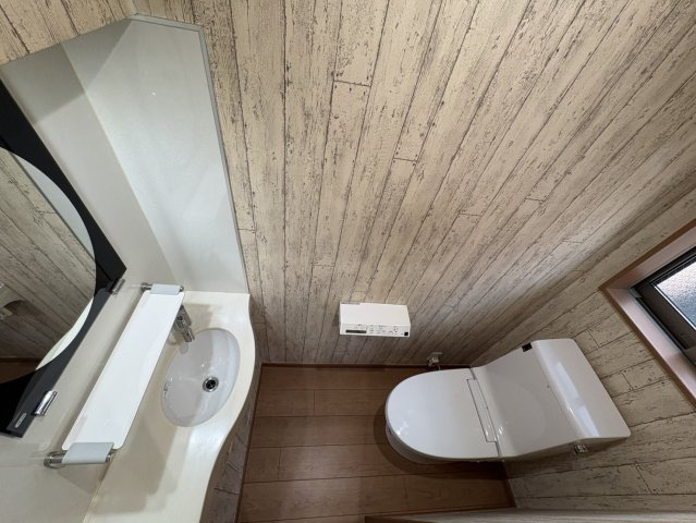 練馬区向山三丁目・中古戸建のトイレ|手洗い場の付いた広々トイレです