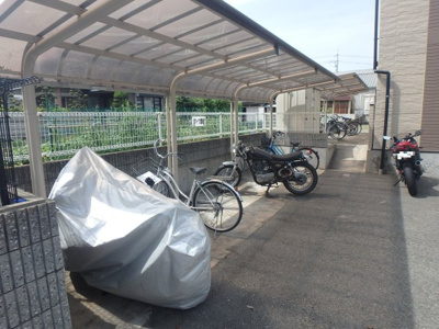 【その他共用部分】 | ピュア河原 | 屋根付き駐輪スペースです