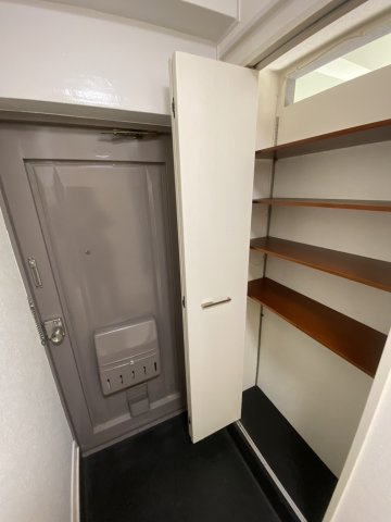 幸神団地3号棟の玄関