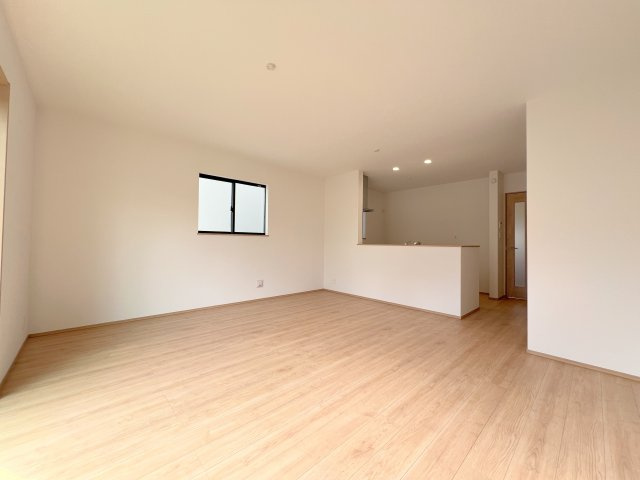 昭島市福島町2丁目　新築戸建全3棟の居間・リビング|キッチンからリビングが見ることができるので､小さいお子様がいらっしゃるご家庭におすすめ｡