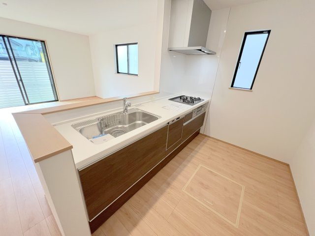 昭島市福島町2丁目　新築戸建全3棟のキッチン|収納力のあるシステムキッチン！生活感を感じさせないおしゃれな生活を