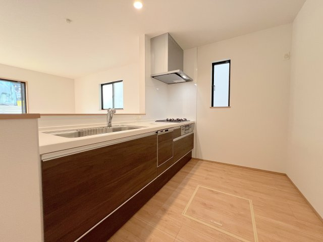 昭島市福島町2丁目　新築戸建全3棟のキッチン|来客時もおしゃべりをしながら料理ができる、嬉しい対面キッチン！