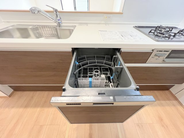 昭島市福島町2丁目　新築戸建全3棟のキッチン|洗い物の時間を短縮！ビルトインの食洗機付いてます