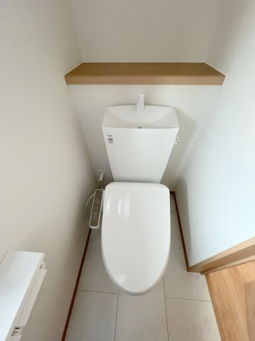昭島市福島町2丁目　新築戸建全3棟のトイレ|1階トイレには快適な温水洗浄便座付き