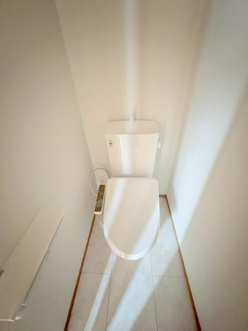 昭島市福島町2丁目　新築戸建全3棟のトイレ|2階トイレには快適な温水洗浄便座付き