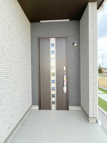 昭島市福島町2丁目　新築戸建全3棟の玄関|縦に連なるスリットガラスが洗練されたアクセント。住まいの顔である玄関を、モダンでスタイリッシュな空間へと引き締めます。