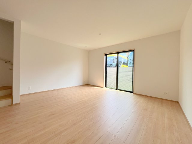 昭島市福島町2丁目　新築戸建全3棟の居間・リビング|リビング階段で2階へ行く際に必ずリビングを通る間取りになるため、自然なコミュニケーションが生まれ、家族の帰宅や外出の様子を把握しやすくなります。