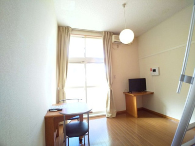 【居間・リビング】 | レオパレス有富 | ワイドな窓にて明るいお部屋