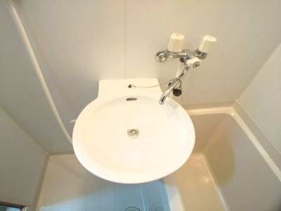 【洗面所】 | レオパレス有富 | 鏡を備え　準備のしやすい洗面台