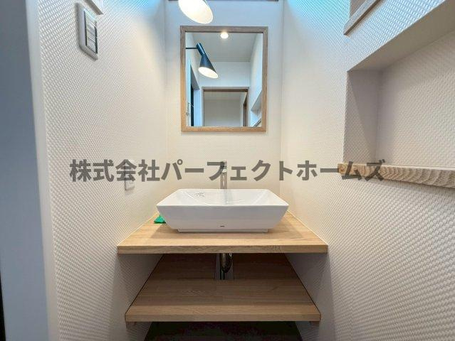 若葉町戸建　賃貸の独立洗面台|独立洗面台あり、毎朝おしゃれに忙しい女性の方におすすめです