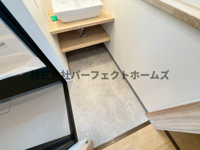 若葉町戸建　賃貸の洗面所|明るい洗面所です