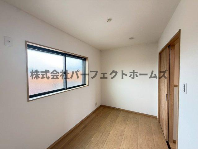 若葉町戸建　賃貸の洋室|使い勝手のいい洋室です