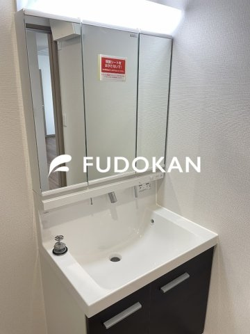 山形市沼木【Z空調】の独立洗面台|三面鏡の洗面台は、スタイリッシュなだけでなく収納力もあります。