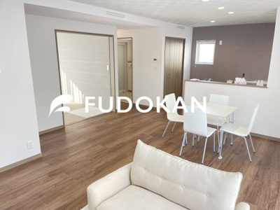 【居間・リビング】 | 山形市沼木【Z空調】 | リビングは広々です。家族の団欒の場として家庭を包みます。