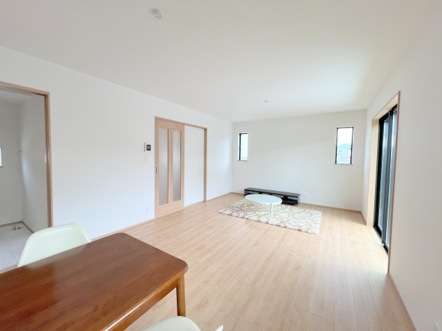 昭島市福島町2丁目　新築戸建全3棟の居間・リビング|ナチュラルな木目調の床から木のぬくもりを感じられる広々としたLDK