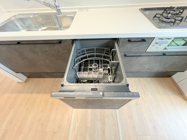 昭島市福島町2丁目　新築戸建全3棟のキッチン|お料理は好きだけど後片付けはちょっと・・・という方におすすめ！食洗機付きです
