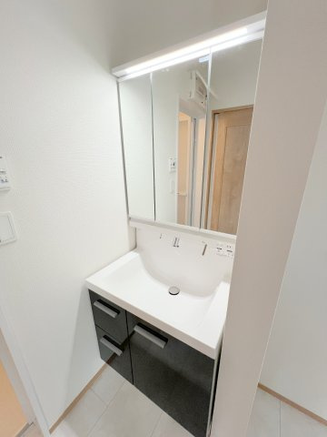 昭島市福島町2丁目　新築戸建全3棟の独立洗面台|収納力と機能性に優れたお手入れラクラク三面鏡洗面化粧台です。朝の身支度もこれで快適｡
