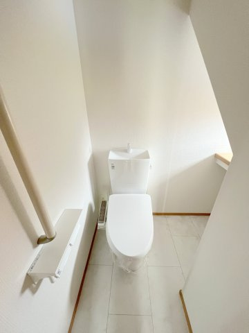 昭島市福島町2丁目　新築戸建全3棟のトイレ|1階トイレには快適な温水洗浄便座付