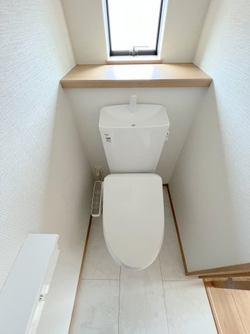 昭島市福島町2丁目　新築戸建全3棟のトイレ|2階トイレには快適な温水洗浄便座付