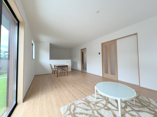 昭島市福島町2丁目　新築戸建全3棟の居間・リビング|どんなインテリアもOK！シンプルな造り、お好きなインテリアも選びたいですね。