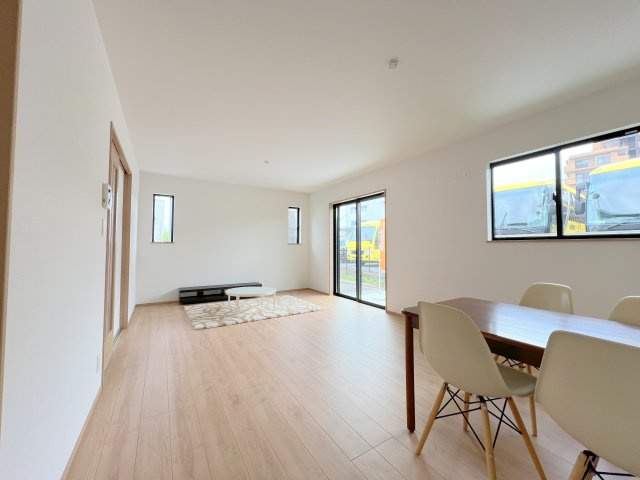 昭島市福島町2丁目　新築戸建全3棟の居間・リビング|南向きのLDKは､日中に照明をつける必要がなく、自然光で心地よく過ごせます。