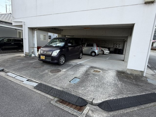 栄ハイツの駐車場