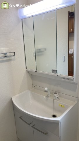 川口市新堀　中古一戸建ての独立洗面台