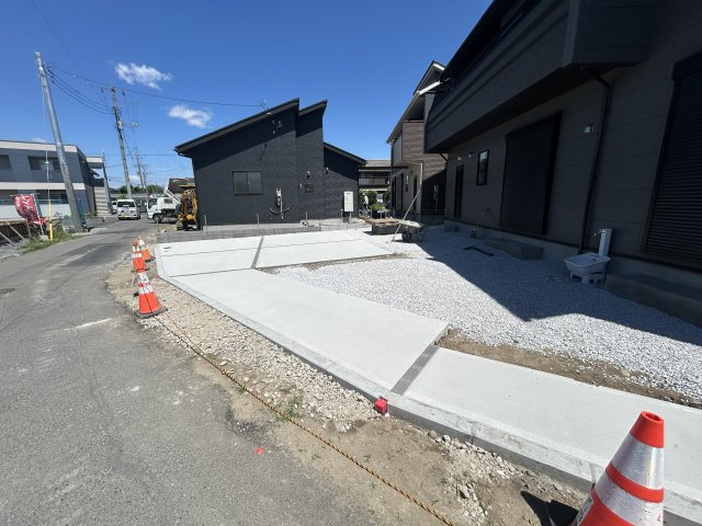新築　前橋市駒形町　Blooming　Garden　3号棟の前面道路含む現地写真|現地写真　北東側接道幅員約3ｍ　南西側接道幅員約4ｍ