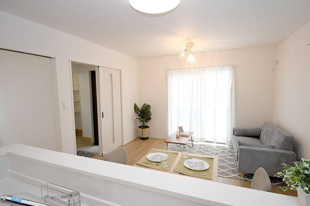 鴨川①　新築戸建　４LDKの居間・リビング