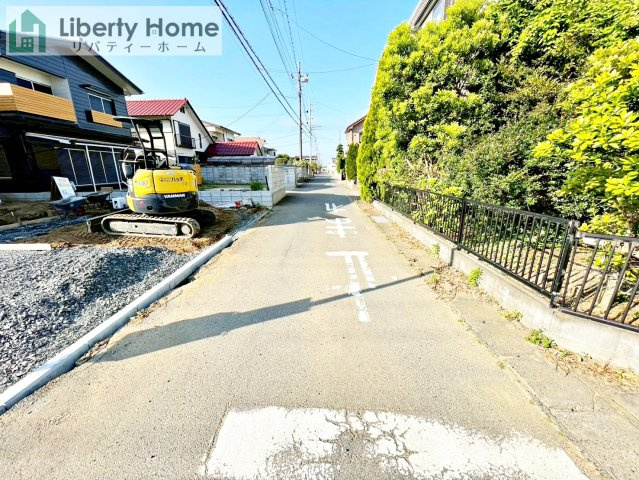ひたちなか市稲田１期　新築戸建の前面道路含む現地写真