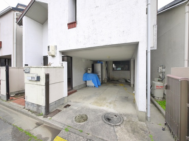 天理市柳本町貸家の駐車場