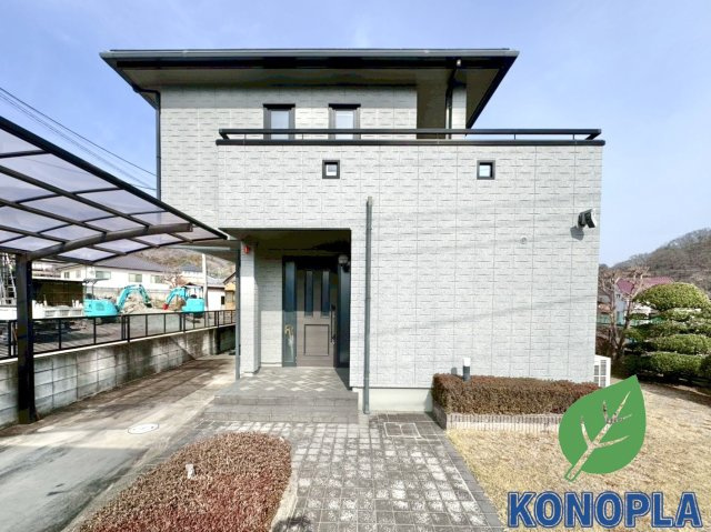 【中古戸建】桐生市堤町2丁目の外観|■外観｜光の当たり方によって陰影が美しく際立ち、時間帯ごとに異なる表情を楽しめる魅力があります。スタイリッシュで都会的な印象を与えつつも、シンプルで飽きのこない外観に仕上がっています。