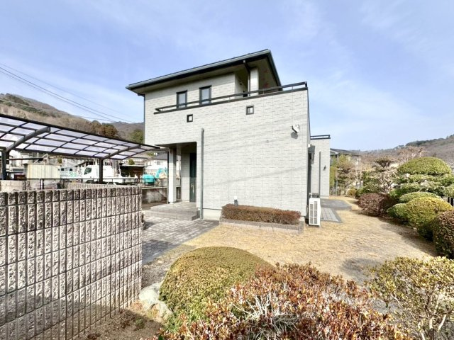 【中古戸建】桐生市堤町2丁目の外観|■外観｜角地に面しているため風通しが良く開放的です☆