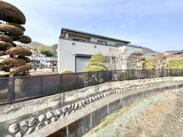 【中古戸建】桐生市堤町2丁目の外観|■外観｜いまのアパート生活で走り回るお子さんを怒ってしまった経験はありませんか？走り回ることもジャンプすることも子どもの習性です！庭付き一戸建てならお子さまも思いっきり遊べます(^^)