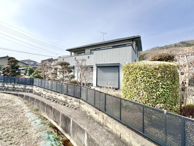 【中古戸建】桐生市堤町2丁目の外観|■外観｜リビングからお庭が見える子育て世帯にも嬉しい設計です♪