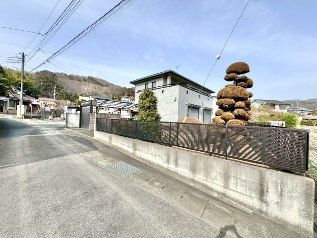【中古戸建】桐生市堤町2丁目の外観|■外観｜前面道路が広く見渡しが良いので、車の安全確認もばっちり！