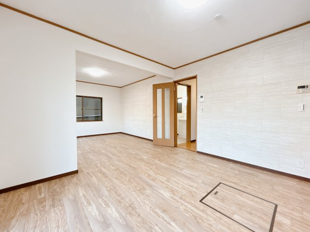 リフォーム済中古戸建　一宮市中島通５丁目　平成18年築の居間・リビング|リビング別角度