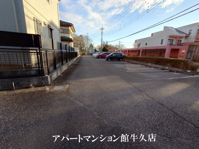 牛久ロイヤルレジデンスDⅡ型の駐車場