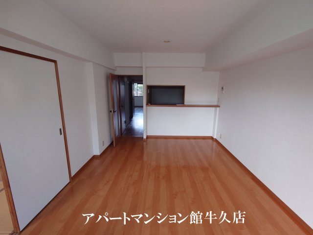 牛久ロイヤルレジデンスDⅡ型の居間・リビング