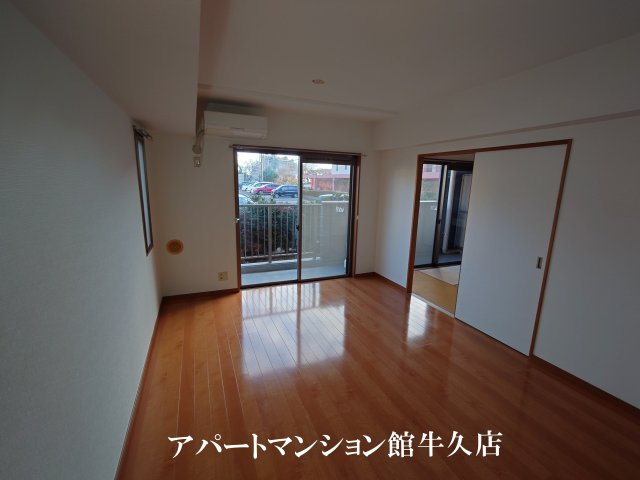 牛久ロイヤルレジデンスDⅡ型の居間・リビング|南向きの明るいリビング