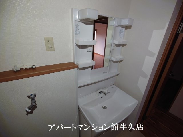 牛久ロイヤルレジデンスDⅡ型の独立洗面台