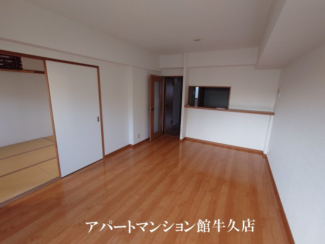 牛久ロイヤルレジデンスDⅡ型の居間・リビング