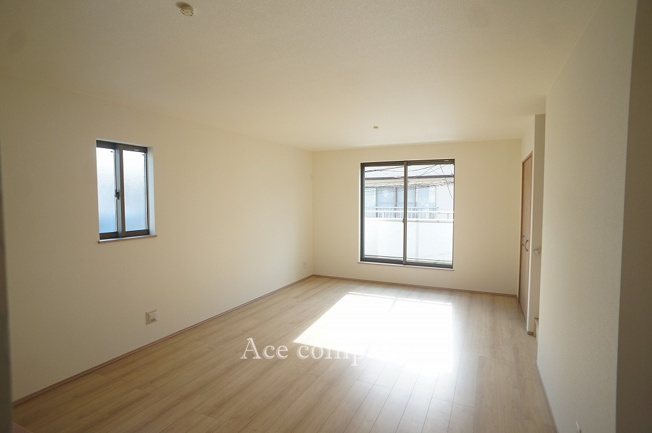 【居間・リビング】 | 東大阪市小若江3丁目 | 【LDK：ゆったり約18.37帖♪】南面からの採光で明るいリビングです☆