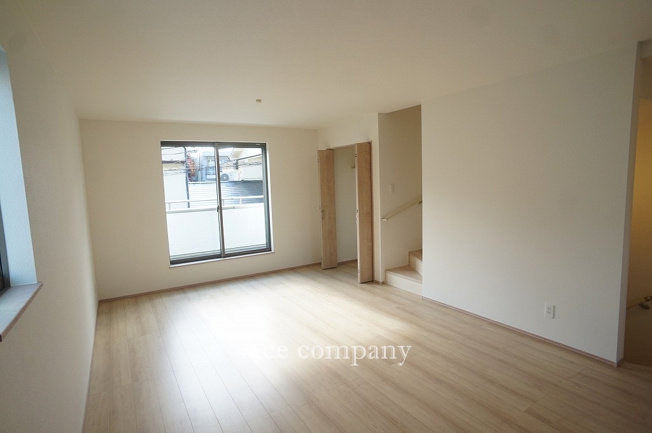 【居間・リビング】 | 東大阪市小若江3丁目 | 【LDK：ゆったり約18.37帖♪】リビングに収納あります♪