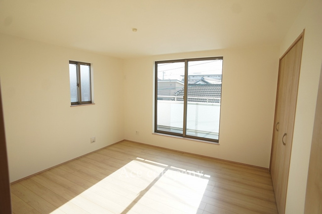 【寝室】 | 東大阪市小若江3丁目 | 【3階：洋室8帖】バルコニーに面した明るいお部屋です☆