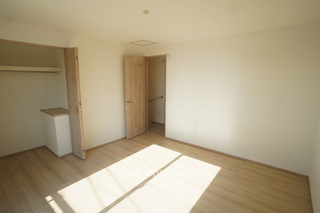 【寝室】 | 東大阪市小若江3丁目 | 【3階：洋室8帖】クローゼット完備です♪