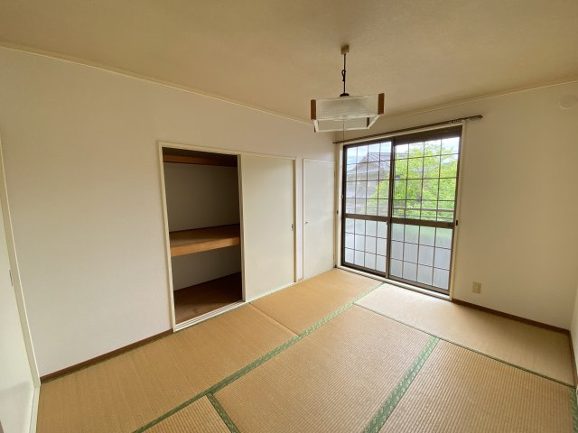 セトル三の森の和室|ダイニングに面した日当たりのいい6帖和室です。
