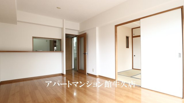 牛久ロイヤルレジデンスAⅡ型の居間・リビング