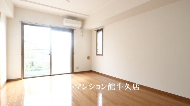 牛久ロイヤルレジデンスAⅡ型の居間・リビング