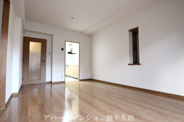 牛久ロイヤルレジデンスBⅠ型の居間・リビング